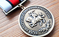 Беларус атрымаў медаль БНР каля помніка Янку Купалу ў Маскве