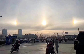 Видеофакт: В небе над Китаем возникли сразу три солнца