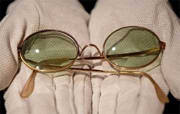 На аукционе Sotheby's продали очки Джона Леннона