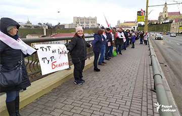 Hrodna Residents Lined Up In Human Chain To Support Belarus' Independence