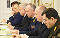 Фотофакт: С каким лицом силовики слушали Лукашенко