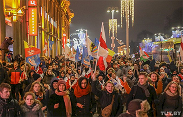 Видеофакт: Тысячи людей поют гимн БНР на Площади