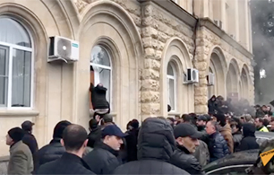 В Абхазии оппозиционеры штурмовали «администрацию президента»