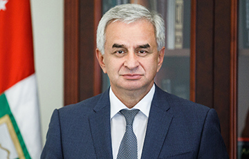«Президент» Абхазии отказался уходить в отставку вопреки призыву «парламента»