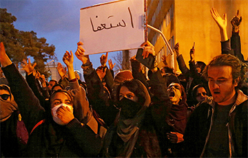 «Протесты в Тегеране усиливают давление на правительство после признания вины»