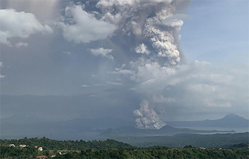Фотафакт: Вулкан на Філіпінах выпусціў стаўбун попелу вышынёй 1 кіламэтар