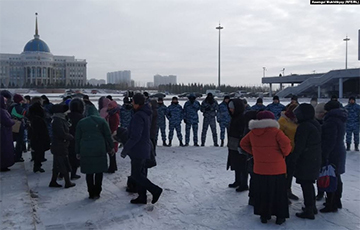 Матери вышли на протесты в Нур-Султане