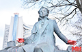 Посольство РФ занервничало из-за красной краски на памятнике Пушкину в Минске
