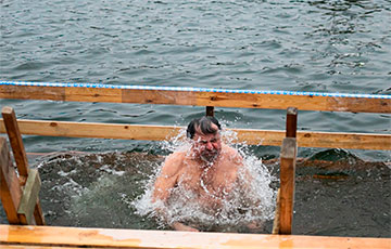 Фотофакт: Как белорусы окунались в Крещение без проруби