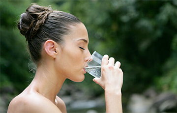 Ученые рассказали, как похудеть при помощи одного стакана воды