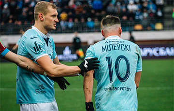 Милевский и Алиев посоревновались в футбольном мастерстве в центре Киева