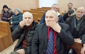 В Гродно активисты в суде заклеили себе рты и спели гимн БНР