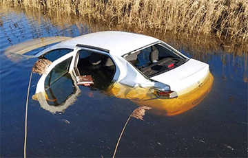 Фотофакт: Под Ивацевичами Renault опрокинулся в канал