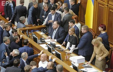 Тимошенко около восьми часов с перерывами стояла у кресла спикера Рады