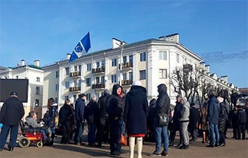 Более 300 человек вышли «покормить голубей» в центр Бреста