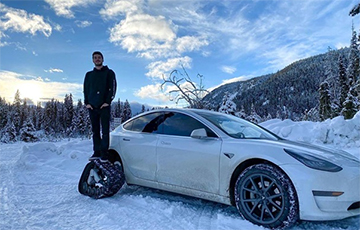 Відэафакт: Канадзец перарабіў Tesla Model 3 у снегаход