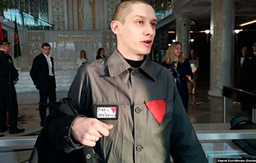 Дмитрий Полиенко провел яркий перфоманс в поддержку анархистов