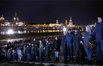 Тысячи людей в Дрездене создали живую цепь