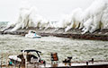 Ветер сносит самолеты и корабли: опубликованы впечатляющие кадры шторма «Деннис»