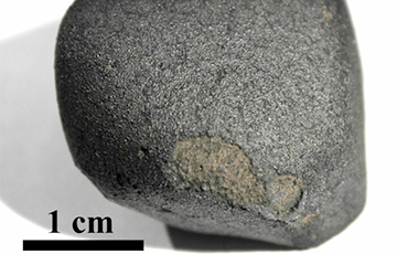 Мужчина нашел на заднем дворе метеорит возрастом в 4,5 миллиарда лет