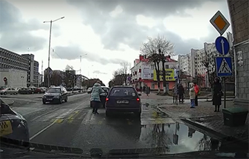 Дорожный конфликт в Барановичах: женщина напала на мужчину