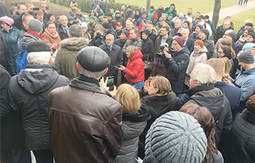 Rally Outside Belnauktahim: Belarusians Ask About Petrol Prices