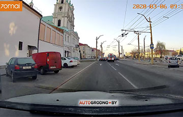 Видеофакт: В Гродно водители заезжают на высокий бордюр, чтобы дать дорогу «скорой»