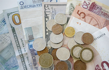 Белорусы покупают больше валюты, чем сдают в банки