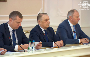 Фотофакт: С какими лицами чиновники слушали Лукашенко о «Тесле»