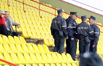 На белорусских стадионах болельщиков будут проверять не врачи, а сотрудники милиции