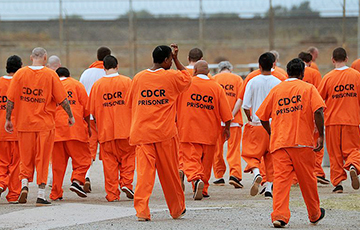 В США в нескольких штатах начали освобождать заключенных