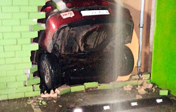 В минском ТЦ «Арена-сити» автомобиль протаранил стену и упал на эскалатор