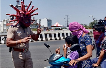 Видеофакт: Индийский дорожный патруль рассказывает водителям о карантине при помощи «коронашлема»