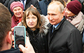 Прохожие, с которыми Путин общался в Петербурге, оказались массовкой