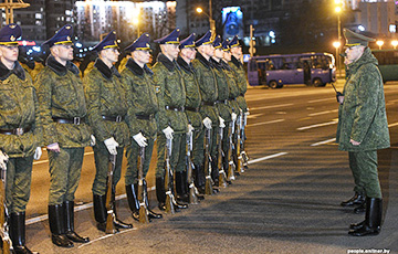 Фотофакт: Лукашенко продолжает заражать армию COVID-19