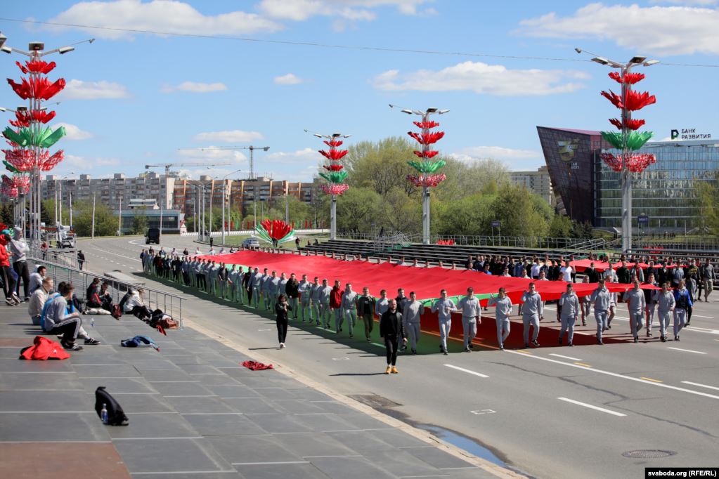 Видеофакт: На репетицию парада в Минске согнали сотни людей без масок ...