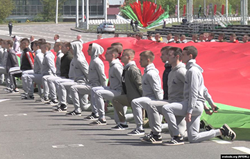 Видеофакт: На репетицию парада в Минске согнали сотни людей без масок