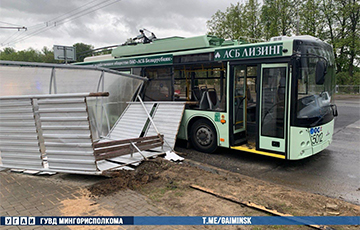 В Минске ветер сдул остановочный навес на троллейбус