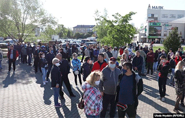 Сотни жителей Слуцка пришли на пикет Тихановских