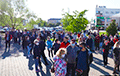 Сотни жителей Слуцка пришли на пикет Тихановских