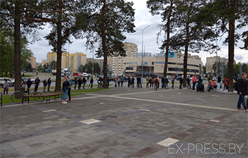Фотафакт: Барысаўцы сталі ў чаргу на пікеце блогера Ціханоўскага