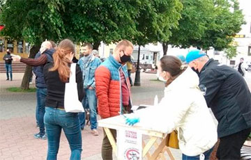Люди массово подписываются за Тихановских в Бресте