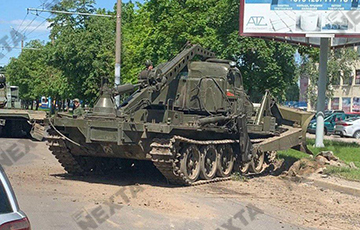 В Гродно военные уронили с платформы бульдозер
