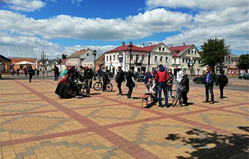 В Кобрине проходит пикет по сбору подписей за Светлану Тихановскую