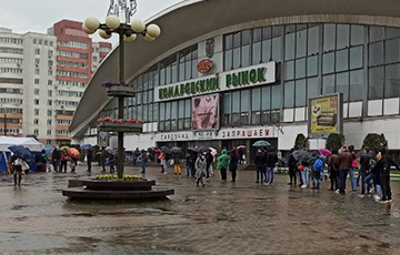 Photo Fact: People Queue At Kamarouski Market All Day To Sign For Tsikhanouskaya