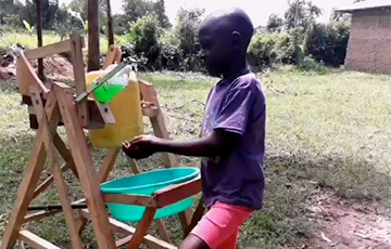 Видеохит: 9-летний кениец изобрел чудо-машину для мытья рук