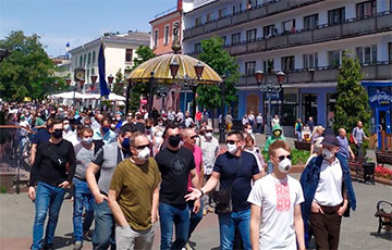 В Бресте новые собственники завода АКБ вышли на площадь к протестующим