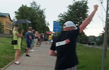 В Новогрудке выстроилась живая цепь против «Саши 3%»