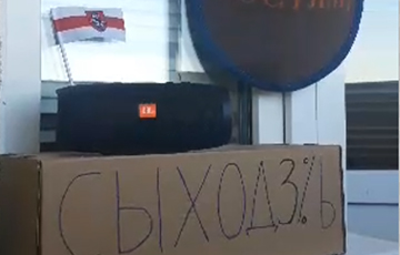 Флешмоб солидарности: в Новополоцке под песню «Перемен!» Цоя установили гигантский тапок