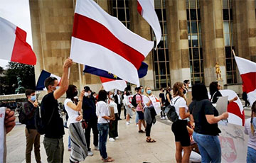 Belarusians Of France Hold Action Near Eiffel Tower